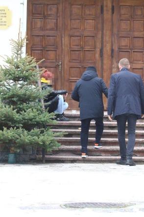 Lech Wałęsa w Wigilię był w kościele w samo południe. Tyle dał dziewczynce pod świątynią!