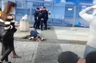 Policjant powalił emerytkę na ziemię. Dantejskie sceny w Białymstoku [WIDEO]