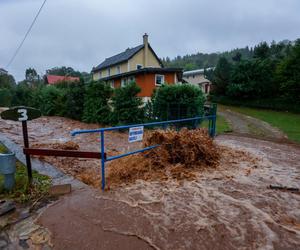 Rzeka Biała Lądecka wystąpiła z koryta. Woda zalewa Lądek-Zdrój. Trwa ewakuacja