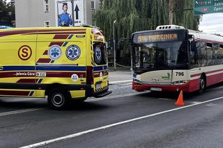 Poważny wypadek w Jeleniej Górze. Samochód zderzył się z autobusem i wjechał w rodzinę