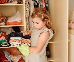 Szafa kapsułowa może ułatwić poranki. Wspiera też samodzielność