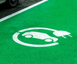 Garaże podziemne bez aut elektrycznych? Wspólnoty mieszkaniowe chcą zakazu