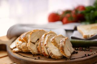 Pieczony filet z indyka z solanki. Tajemnicą jego smaku jest marynata musztardowo-miodowa