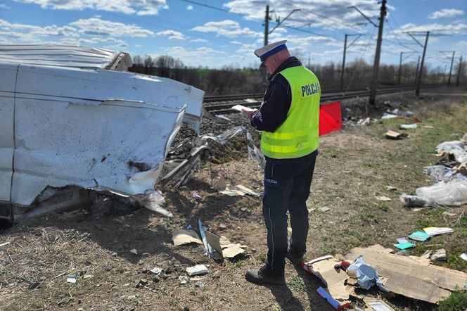 Bus wjechał pod pociąg! 29-letni kierowca nie miał szans [ZDJĘCIA]