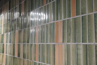 Zabytkowa ściana dawnego Sezamu w nowej siłowni