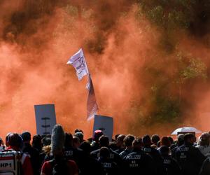 Protest przeciw planowanej rozbudowie fabryki Tesli pod Berlinem 