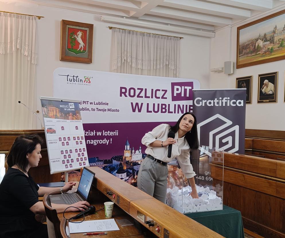 Losoawnie nagród w loterii Rolicz PIT w Lublinie