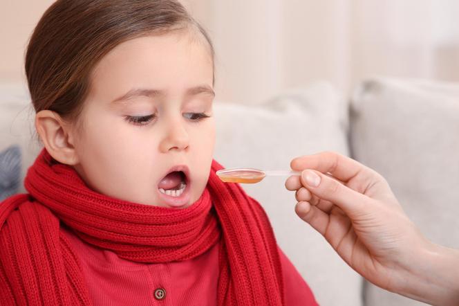 Mamy kochają ten domowy sposób na kaszel. Lekarz jest sceptyczny