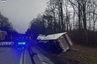Wypadek w woj. lubelskim. Osobówka zderzyła się czołowo z ciężarówką