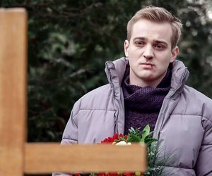 	Pierwsza miłość odc. 3992. Kamil Biały (Igor Paszczyk), grób Ani