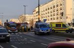 Warszawa. Dwa wypadki na skrzyżowaniu Grójeckiej i Wawelskiej. Autobus zderzył się z pojazdem wojskowym [ZDJĘCIA].