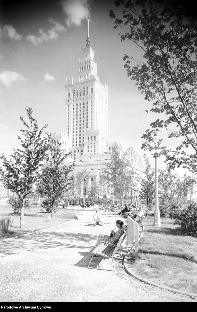Czysty Pałac Kultury i Nauki w Warszawie - zobacz stare zdjęcia. Tak wyglądał bez warstwy brudu