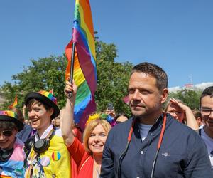 „Czas na równość jest teraz”. Ulicami Warszawy przeszła Parada Równości [GALERIA]