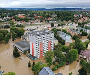 Dynamiczna sytuacja powodziowa. Rzeka Nysa Kłodzka zalała Kłodzko, 15 bm