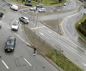 Uderzył w barierki i uciekł. Kolizja na ul. Dowkonta w Radomiu