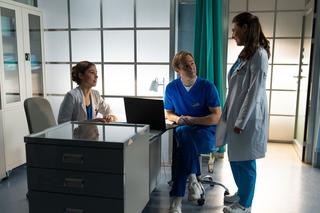 Na dobre i na złe odc. 874: Olena Kosenko (Tetiana Malkova), Michał Wilczewski (Mateusz Janicki), Hania Sikorka (Marta Żmuda Trzebiatowska)