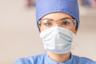 Polscy lekarze wypaleni pandemią. Coraz więcej z nich rozważa odejście z pracy