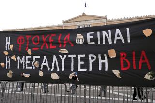 Grecja: Protest pod parlamentem w Atenach – policja OBRZUCONA JOGURTEM - ZDJĘCIA