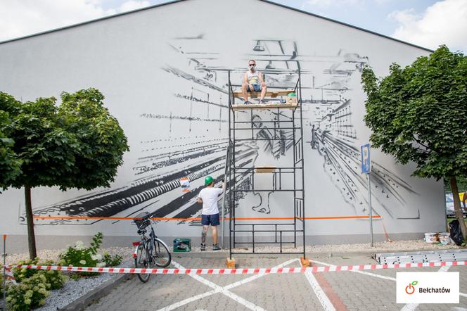 Tkaczka przy pracy. Powstaje kolejny mural w centrum Bełchatowa