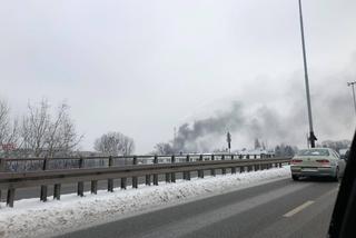 Pożar na Bałutach! Ogień w hali, w której składują podpałkę do grilla!