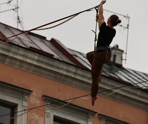   Urban Highline Festival 2023 w Lublinie. Slacklinerzy robią cuda na linach!