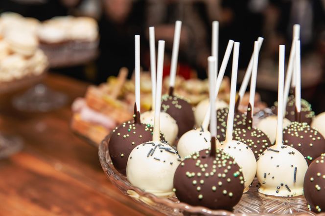 Cake popsy z przepisu Ewy Wachowicz. Goście będą się nimi zajadać