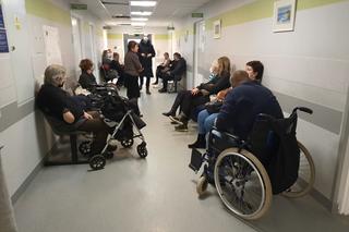 Dramat na SOR-ach w Warszawie. Tłum pacjentów ze złamaniami