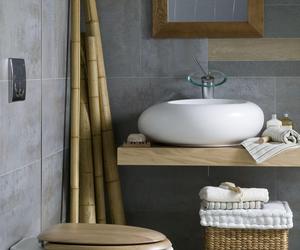 Łazienka w szarości i drewnie – orientalnie