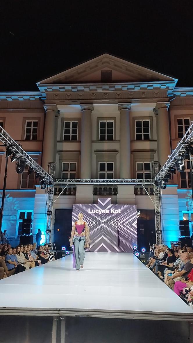 RADOM FASHION SHOW