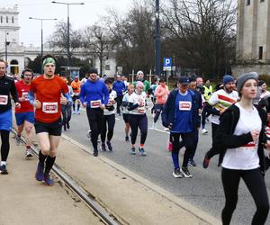 Bieg na Piątkę 2024, Warszawa - zdjęcia. Biegłeś? Szukaj się w galerii!