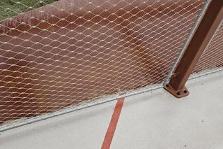 Czerwona linia na kładce pieszo-rowerowej. O co chodzi? Przyczyna jest zasakakująca