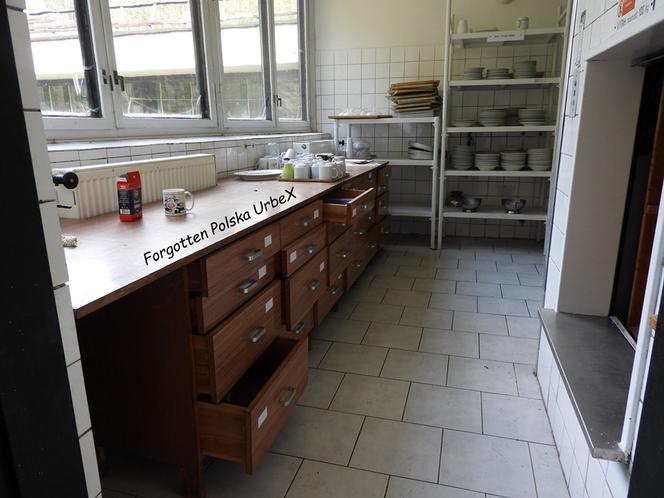 Lalka "śpiąca" w łóżku i urządzenia rehabilitacyjne. Co znajduje się w opuszczonym sanatorium przy polskiej granicy? [ZDJĘCIA]