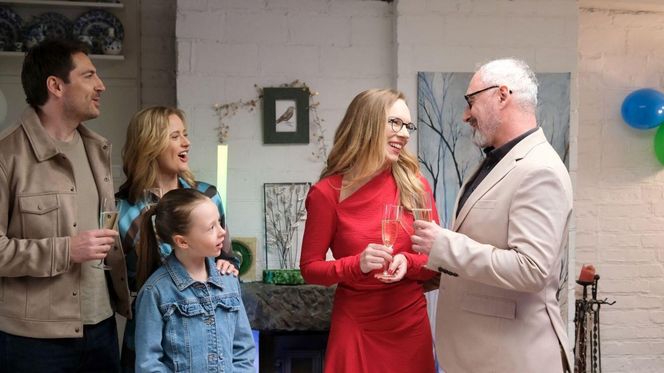 M jak miłość odc. 1872. Sylwia (Hanna Turnau), Adam Werner (Jacek Kopczyński), Julia (Marta Chodorowska), Dima (Michaił Pszeniczny), Nadia (Mira Fareniuk)