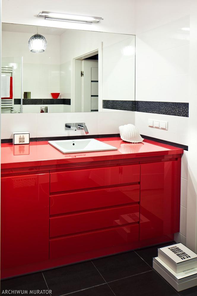 Szafka łazienkowa w kolorze czerwonym