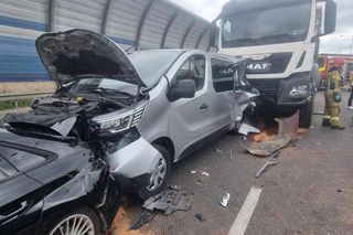 Karambol na S8 w Warszawie. Lądował śmigłowiec LPR. Zderzenie ośmiu pojazdów przed mostem