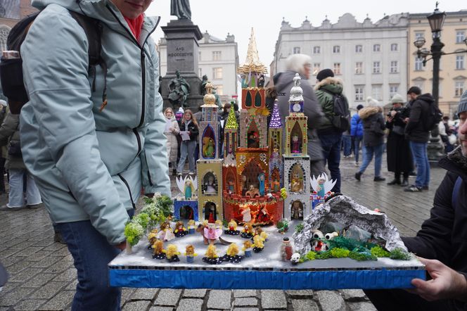 Wystawa szopek na Rynku Głównym w Krakowie przed 82. edycją konkursu