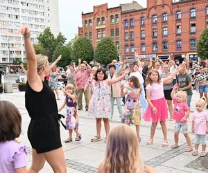 Ruda Śląska tańczy jak dawniej. Międzypokoleniowa potańcówka na rynku porwała tłumy