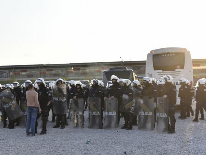  Bitwa kiboli z policją pod Stadionem Narodowym. Pałki, gaz i granaty hukowe. Kilkanaście osób zatrzymanych