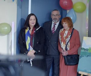 M jak miłość, po wakacjach. Adam Werner (Jacek Kopczyński), Krysia (Hanna Mikuć), pani Ola (Ewa Kolasińska)