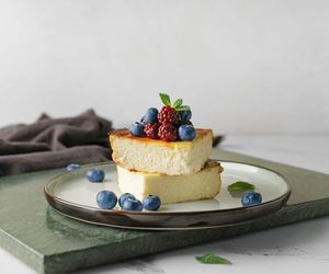 Mieszam te 3 składniki i przelewam do formy. Obłędny sernik zachwyca nie tylko smakiem 