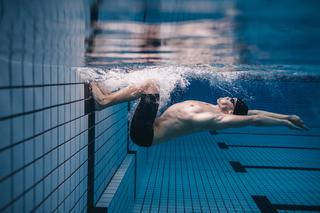 Odchudzanie na basenie. Jak pływać i ćwiczyć w wodzie, żeby schudnąć?