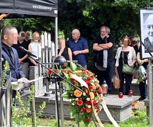 Smutny Andrzej Grabowski stanął nad grobem kolegi w Krakowie