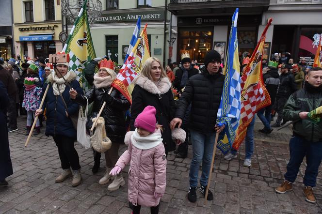 Orszak Trzech Króli 2023 w Toruniu. Efektowne figury, piękne kolory i aktywiści o dramacie uchodźców