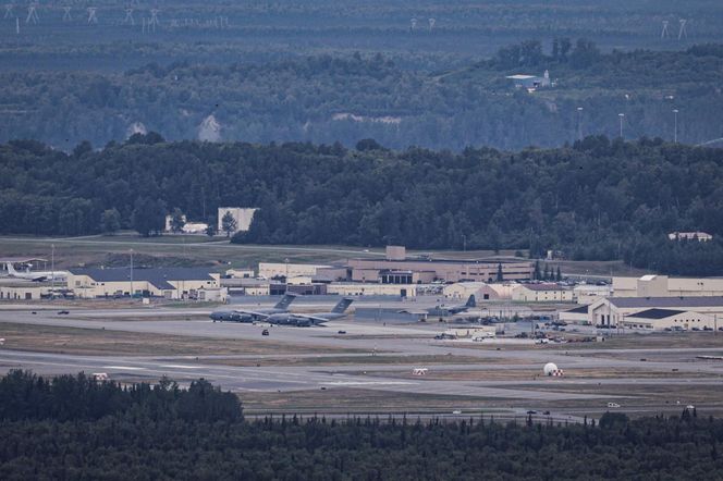 Przygotowania do spotkania Putin-Trump w bazie sił powietrznych USA na Alasce