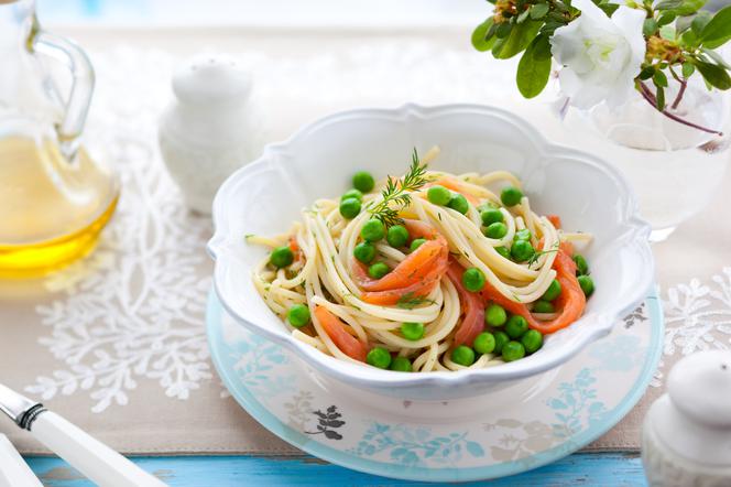 Spaghetti z wędzonym łososiem - szybki i prosty obiad, który każdemu smakuje