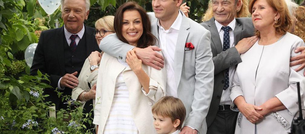 Barwy szczęścia, odc. 2000. Kasia (Katarzyna Glinka), Łukasz (Michał Rolnicki), Ksawery (Bartosz Gruchot), Waleria (Ewa Ziętek), Stefan (Krzysztof Kiersznowski)