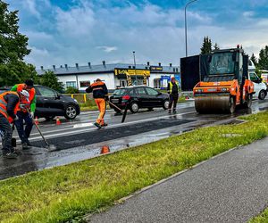 Robotnicy pracują w ulewę