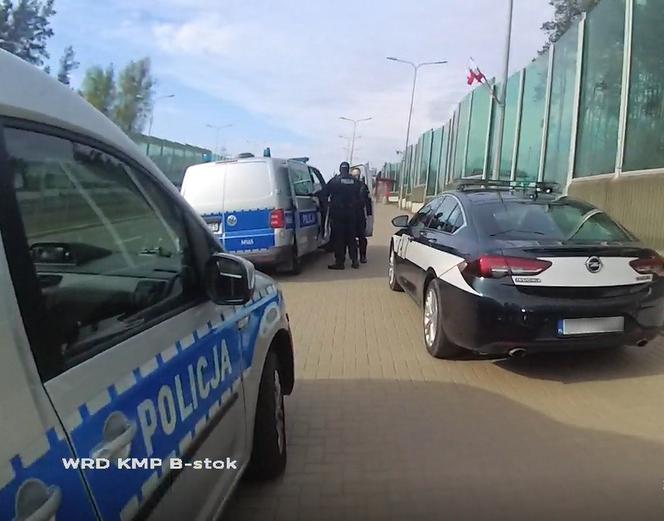 Kontrola drogowa na ostro. 32-latek zaczął rzucać w policjantów nożami [ZDJĘCIA, WIDEO]