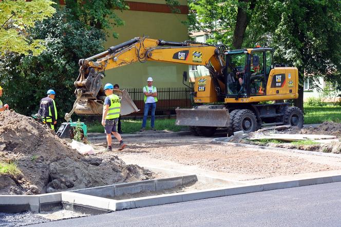 Trwa przemiana ul. Lutomierskiej. Drogowcy pracują przy nowej nawierzchni [ZDJĘCIA]