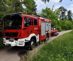 Staruszka wjechała samochodem do stawu! Dramatyczna akcja strażaków